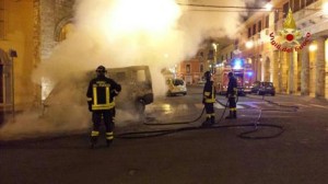 Vigili del fuoco Crotone mentre spengono incendio a furgone