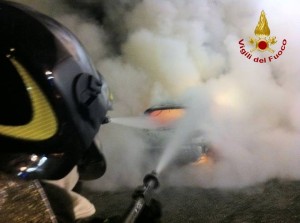 vigili_del_fuoco_auto_in_fiamme_2