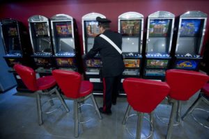 I carabinieri in una grande sala gioco