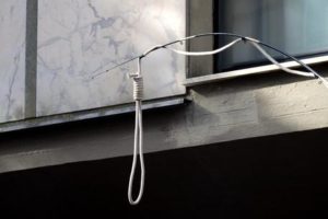 Corda con cappio davanti casa Intimidazione a pm