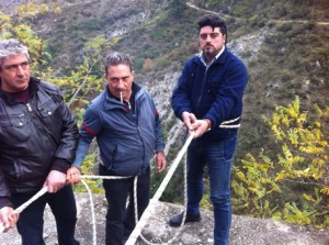 Lavoro: no reintegro, operai minacciano gettarsi da muro alto 40 metri