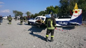 Atterraggio di emergenza per aereo ultraleggero, salvi in due