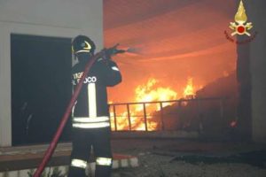 Vigili del fuoco intervengono per spegnere incendio due capannoni ad Isola Capo Rizzuto