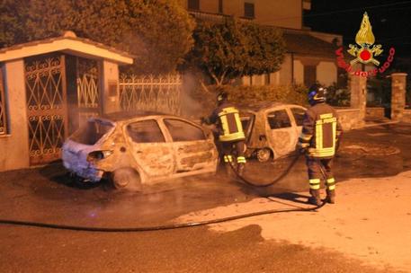 Vigili del fuoco intervengono per l'incendio di due autovetture a Cutro