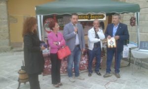 Morabito col sindaco di Chiusi, le rappresentanti della pro loco e con Marco Fè