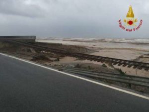Maltempo: esonda torrente, spazzata via ferrovia statale 106