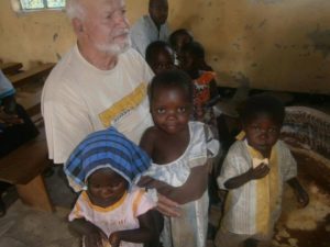 padre paolino tomaino con bambini