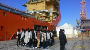 Migranti: nave a Reggio Calabria, 5 casi sospetti malaria