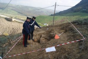 Archeologia: Carabinieri di Strongoli denunciano due tombaroli