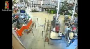 Incendio Mercatone, denunciati i titolari